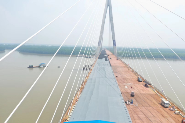 公海彩船6600首例车载抛丸机在石首长江大桥钢桥面上施工